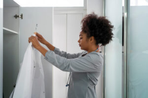 Leia mais sobre o artigo O Trabalhador Pode Bater o Ponto Antes de Vestir o Uniforme? Entenda Seus Direitos!