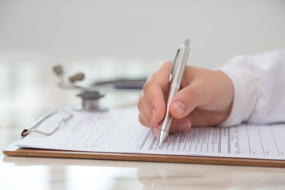 Leia mais sobre o artigo Posso Entregar um Atestado Médico e Ir ao Shopping, à Praia ou até mesmo academia? Entenda os Riscos!